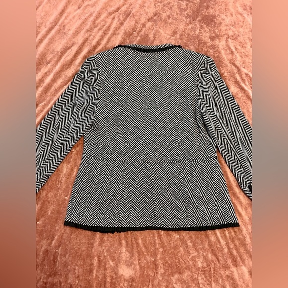 Chico’s Chevron Blazer with Black Trim SZ1 - Picture 7 of 9